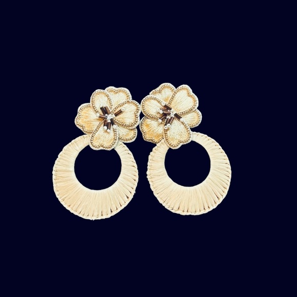 Noir Cream Flower Earrings - Picture 9 of 9